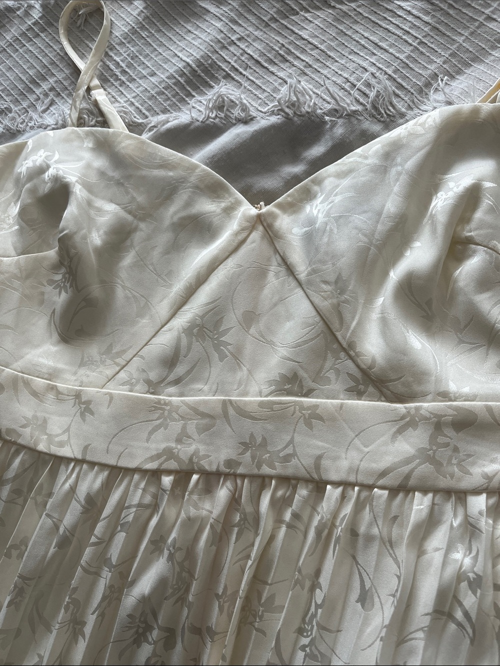 NWOT LULUS Regal Romance cream satin pleated floral dress size large new - Picture 6 of 10